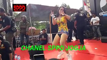 Sintya Riske’s Wild Stage Dance: A Provocative Indonesian Erotic Performance