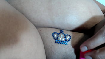 Curvaceous Queen Goes Live And Uncensored
