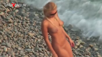 Sneaky Beachside Fuck: Blonde Bomber Takes A Public Ride On Her Man