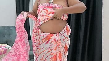 Sizzling Indian Bhabhi’s Tempting Curves